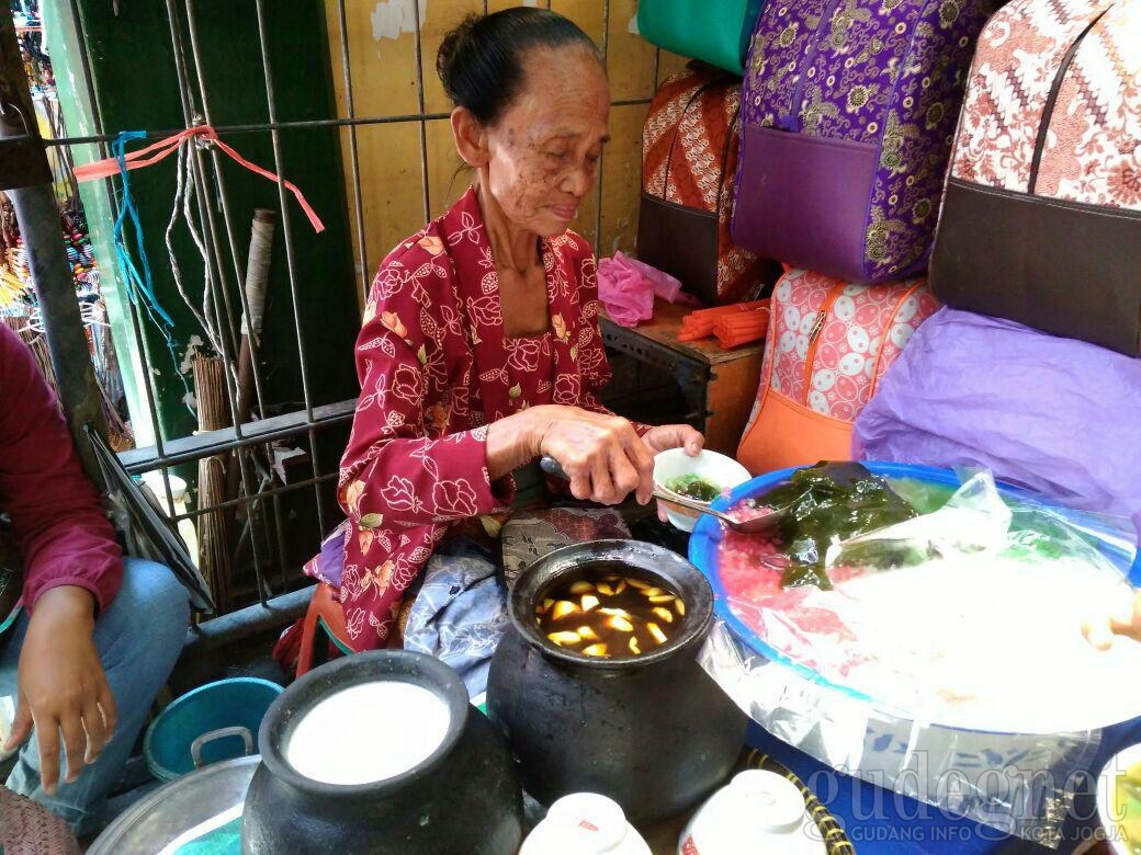 Melepas Dahaga dengan Dawet Legendaris Mbah Hari Melepas Dahaga dengan Dawet Legendaris Mbah Hari