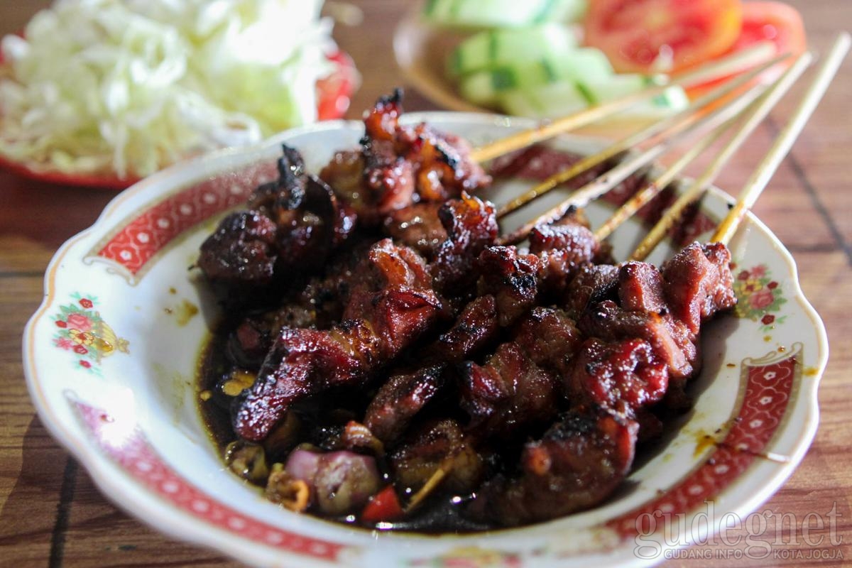 Bersantap di Warung Sate Kambing Pak Yo Bersantap di Warung Sate Kambing Pak Yo