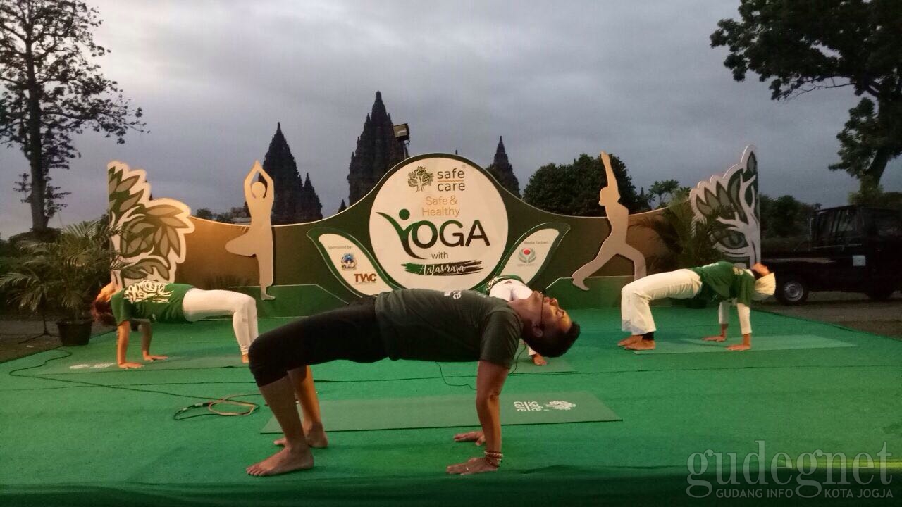 Anjasmara Sita Perhatian Peserta Yoga di Prambanan Anjasmara Sita Perhatian Peserta Yoga di Prambanan