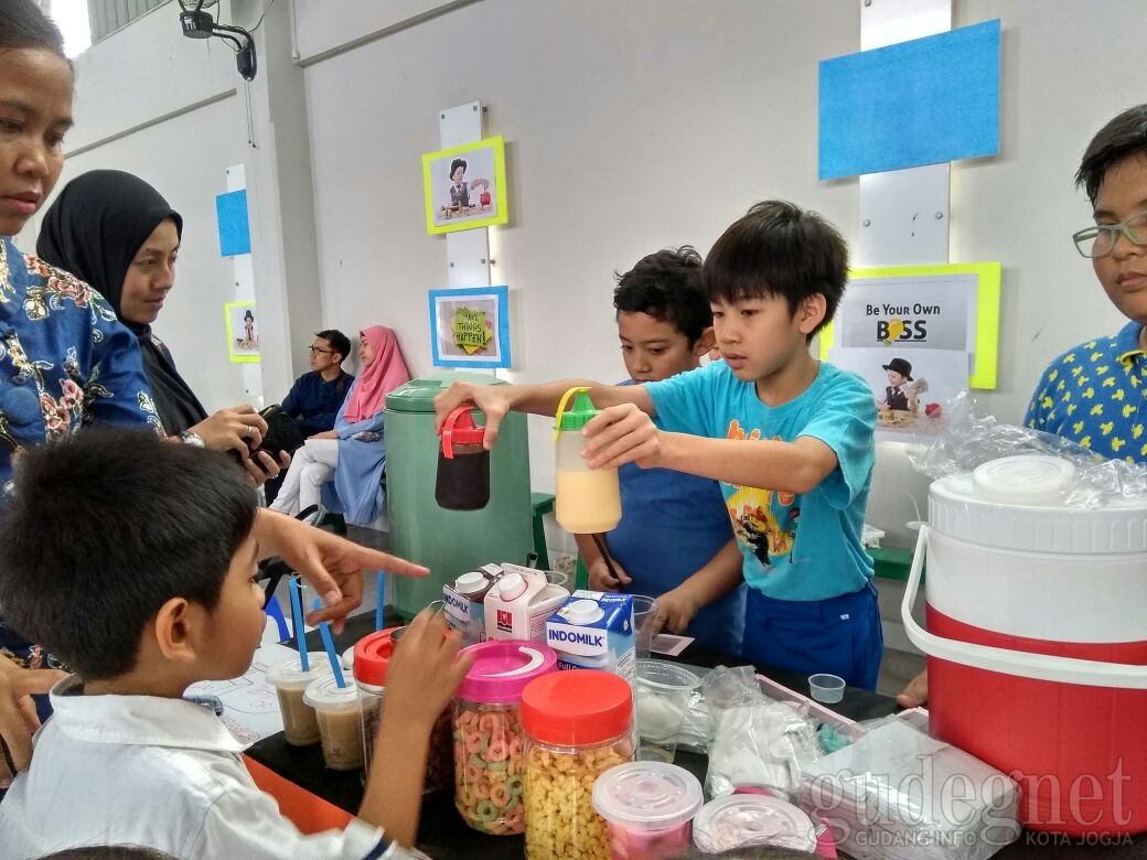 Mengenalkan Jiwa Wirausaha Sejak Dini di JMS Mengenalkan Jiwa Wirausaha Sejak Dini di JMS