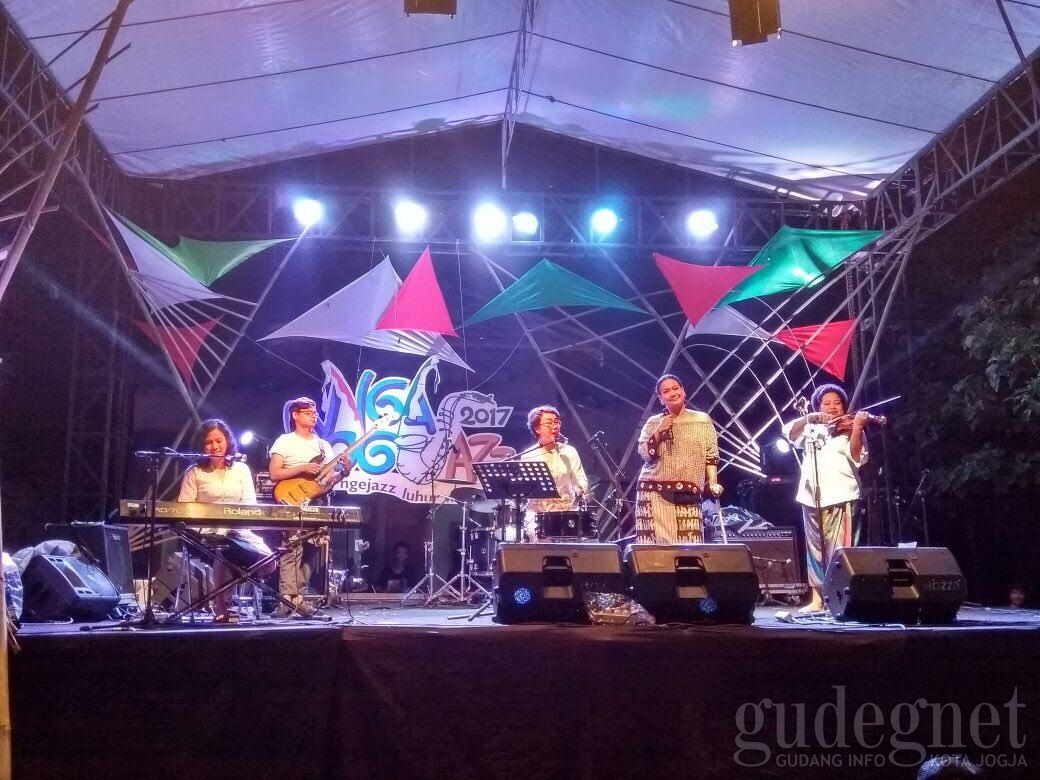 Nona Ria feat Bonita Tampil Jenaka Nona Ria feat Bonita Tampil Jenaka