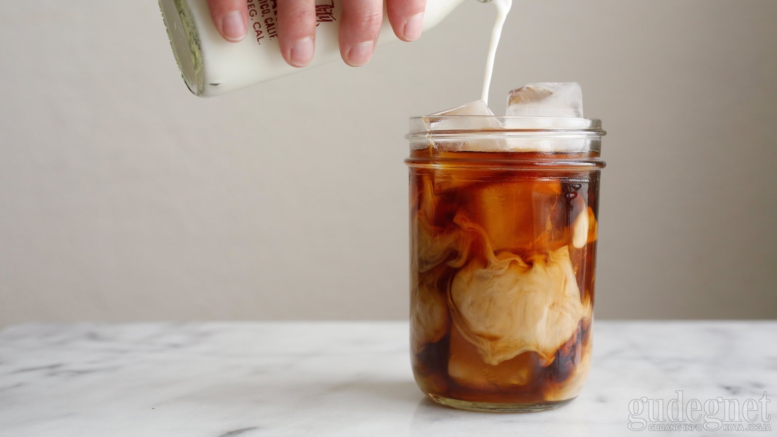 Sensasi Beda Kopi Seduh Dingin (Cold Brew) Sensasi Beda Kopi Seduh Dingin (Cold Brew)
