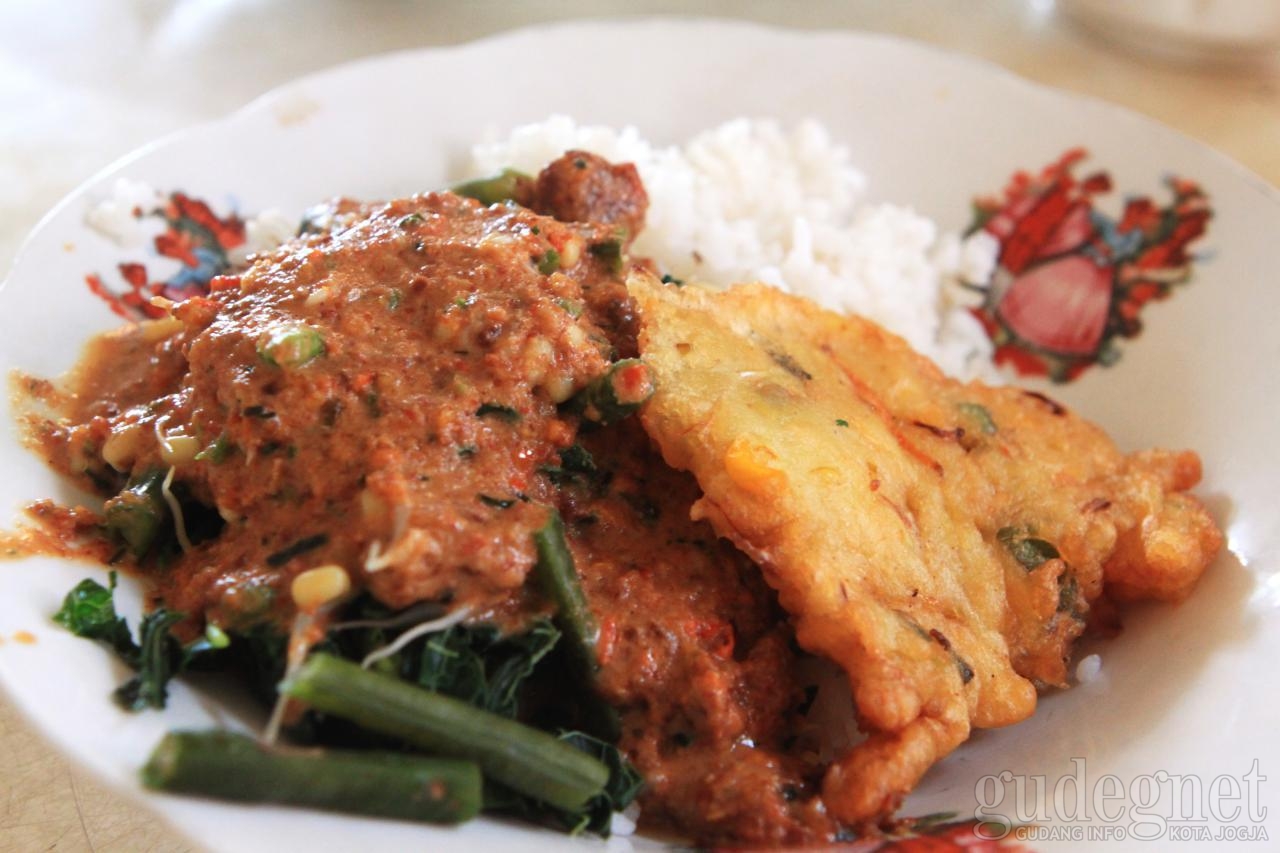 Sarapan Nasi Pecel Rawon Ponorogo di Jalan Solo Sarapan Nasi Pecel Rawon Ponorogo di Jalan Solo