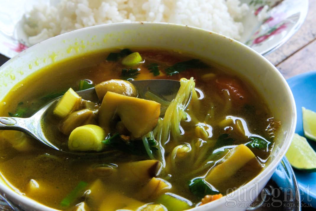 Bersantap Soto Jamur di Warung Sojam Bersantap Soto Jamur di Warung Sojam