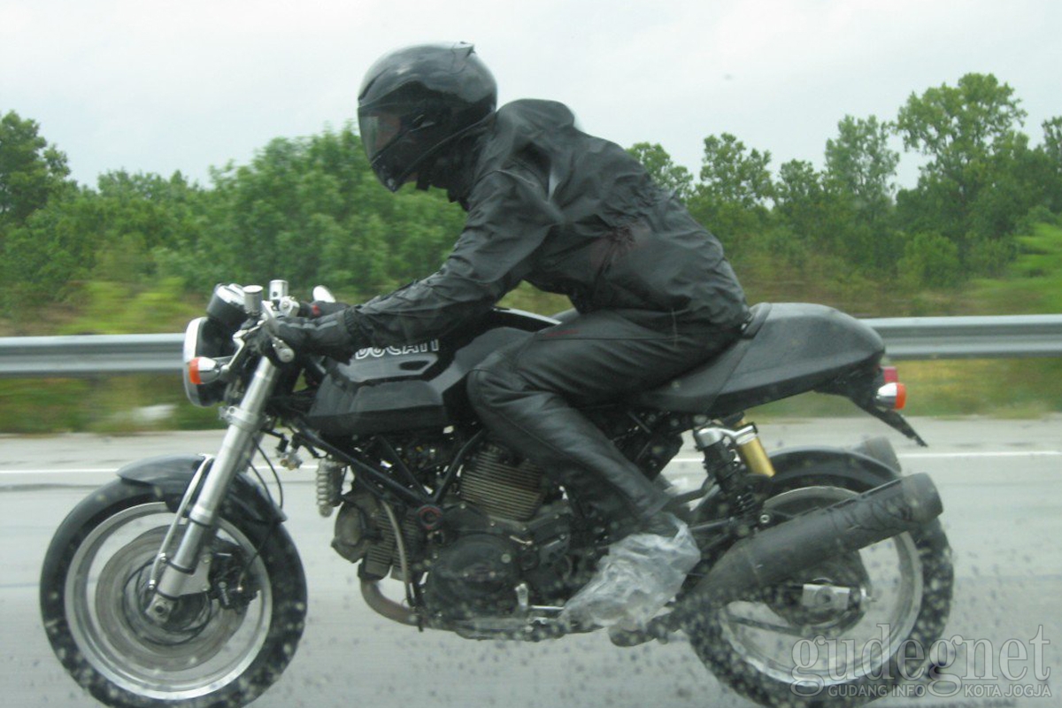 Tips Berkendara Motor Saat Hujan Tips Berkendara Motor Saat Hujan