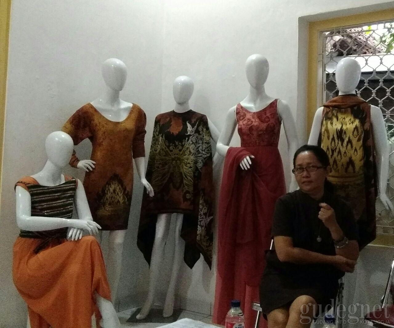 Selaras: Kolaborasi Fashion, Seni, Budaya dan Kopi Selaras: Kolaborasi Fashion, Seni, Budaya dan Kopi