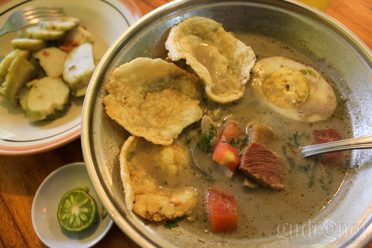 Soto Betawi Bang H. Pitung, Nikmat dan Hangat Hingga Suapan Terakhir Soto Betawi Bang H. Pitung, Nikmat dan Hangat Hingga Suapan Terakhir