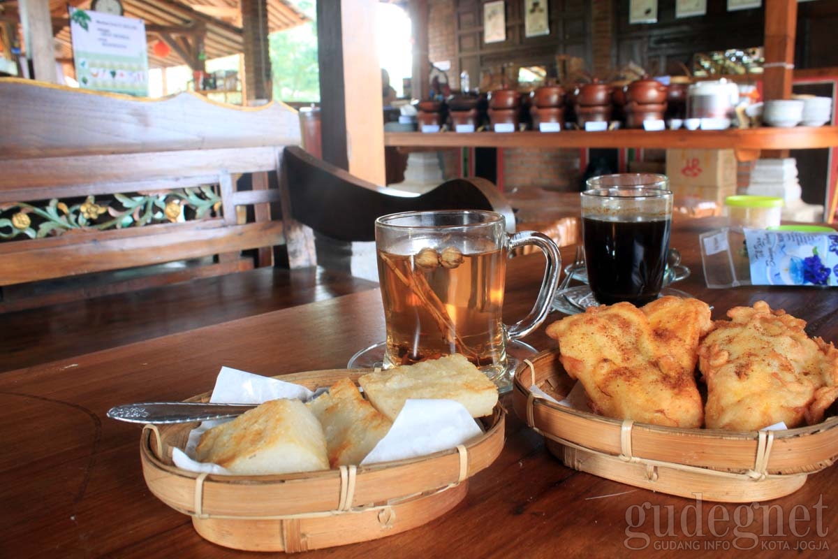 Menyeruput Hangatnya Teh Biru di Warung Kopi Klotok Ikan Kriuk Menyeruput Hangatnya Teh Biru di Warung Kopi Klotok Ikan Kriuk