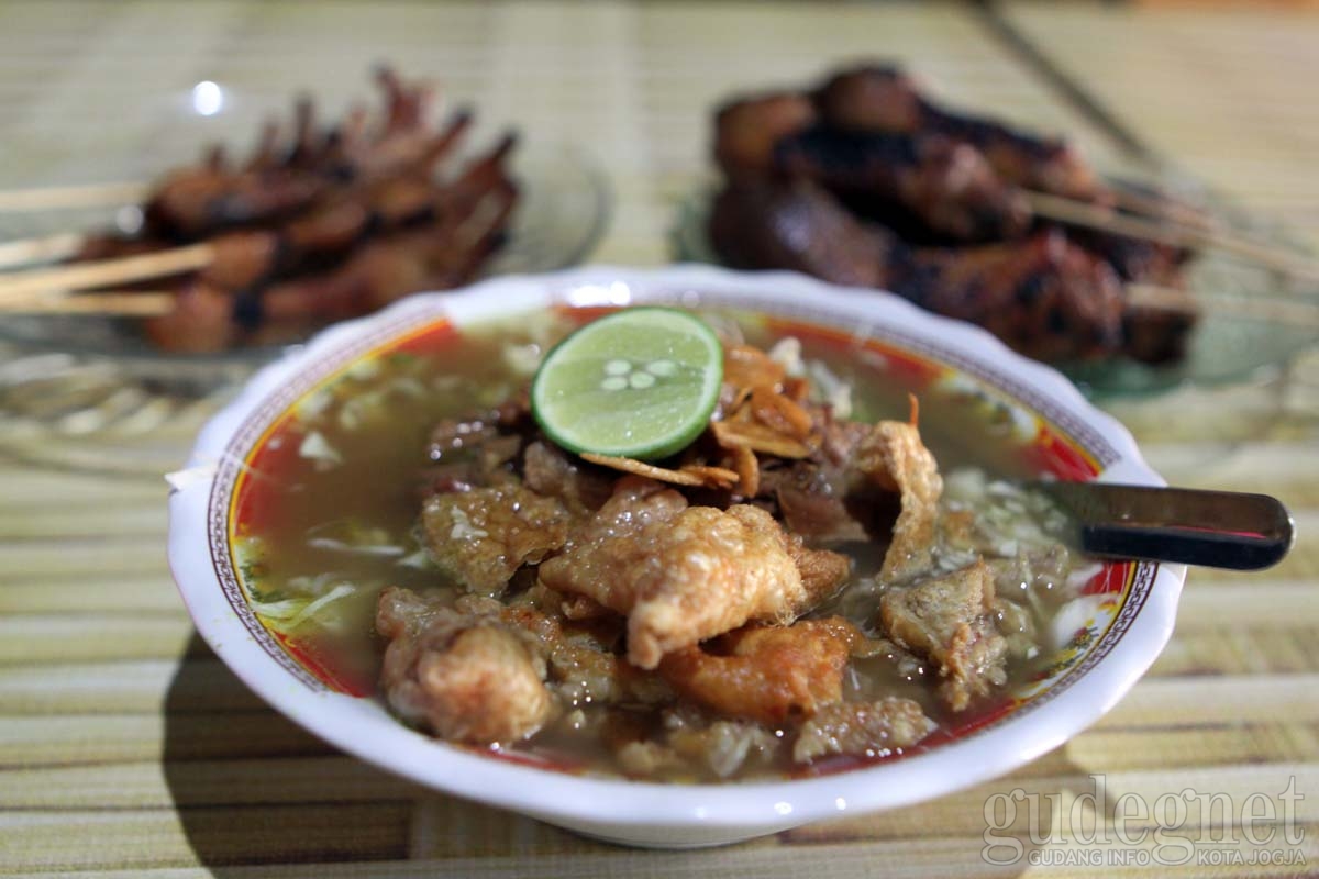 Soto Geprek Seturan, Cara Penyajian Soto yang Baru di Jogja Soto Geprek Seturan, Cara Penyajian Soto yang Baru di Jogja