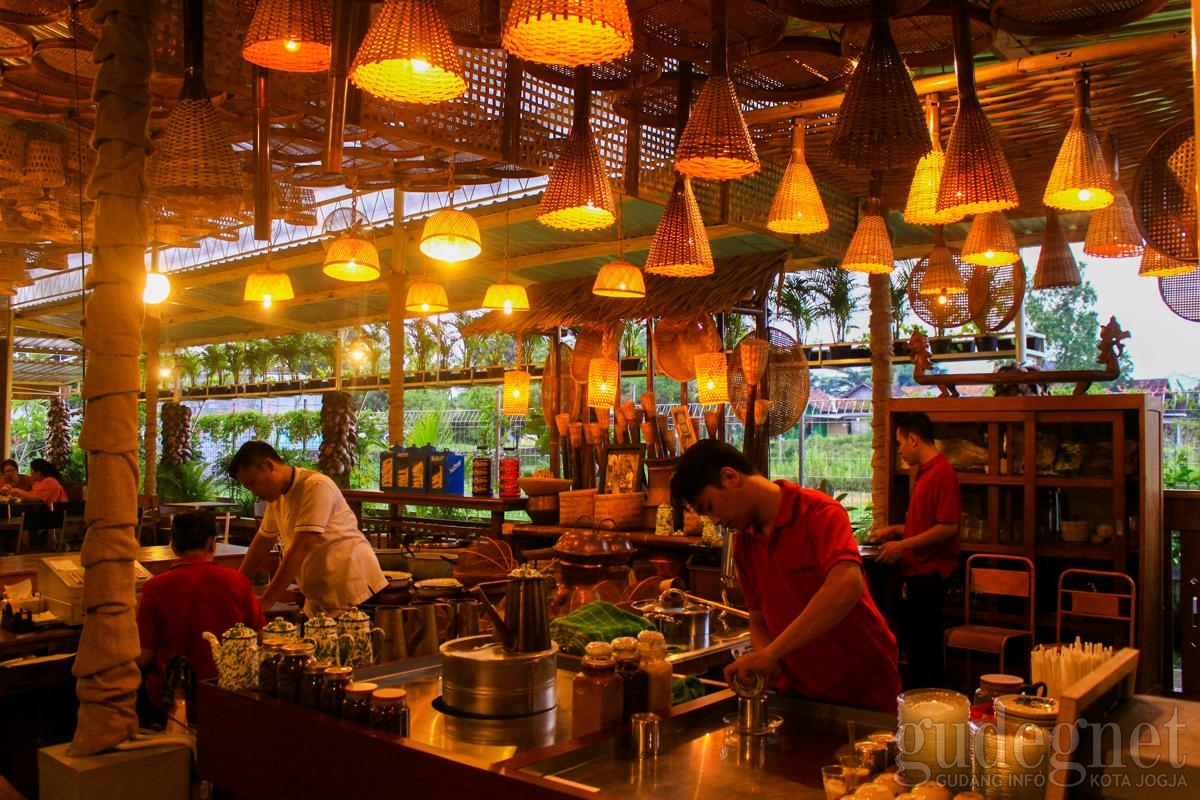 Pulen Kopi Ponti: Kopi Pontianak, Masakan Tradisional dan View Menawan Pulen Kopi Ponti: Kopi Pontianak, Masakan Tradisional dan View Menawan