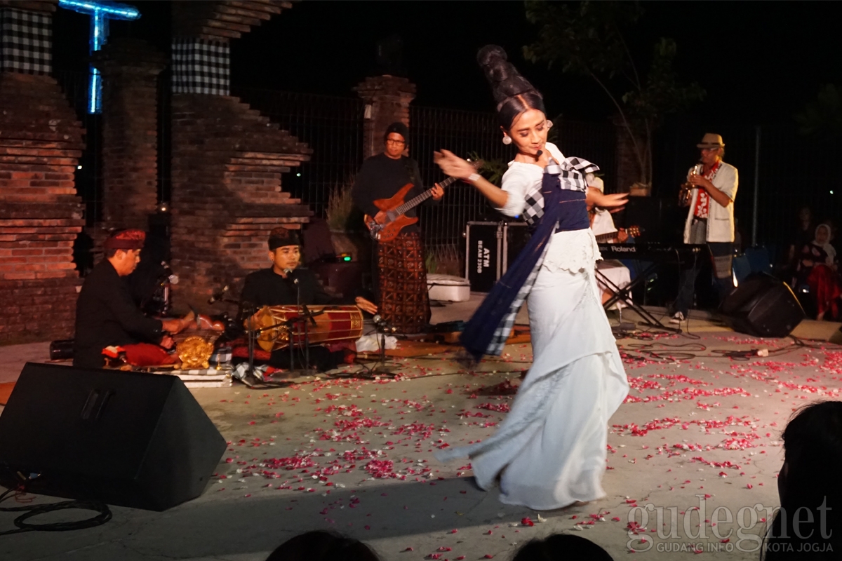 Festival Musik Tembi Ditutup Oleh Bintang Indrianto dan Ayu Laksmi ft Svara Semesta Festival Musik Tembi Ditutup Oleh Bintang Indrianto dan Ayu Laksmi ft Svara Semesta