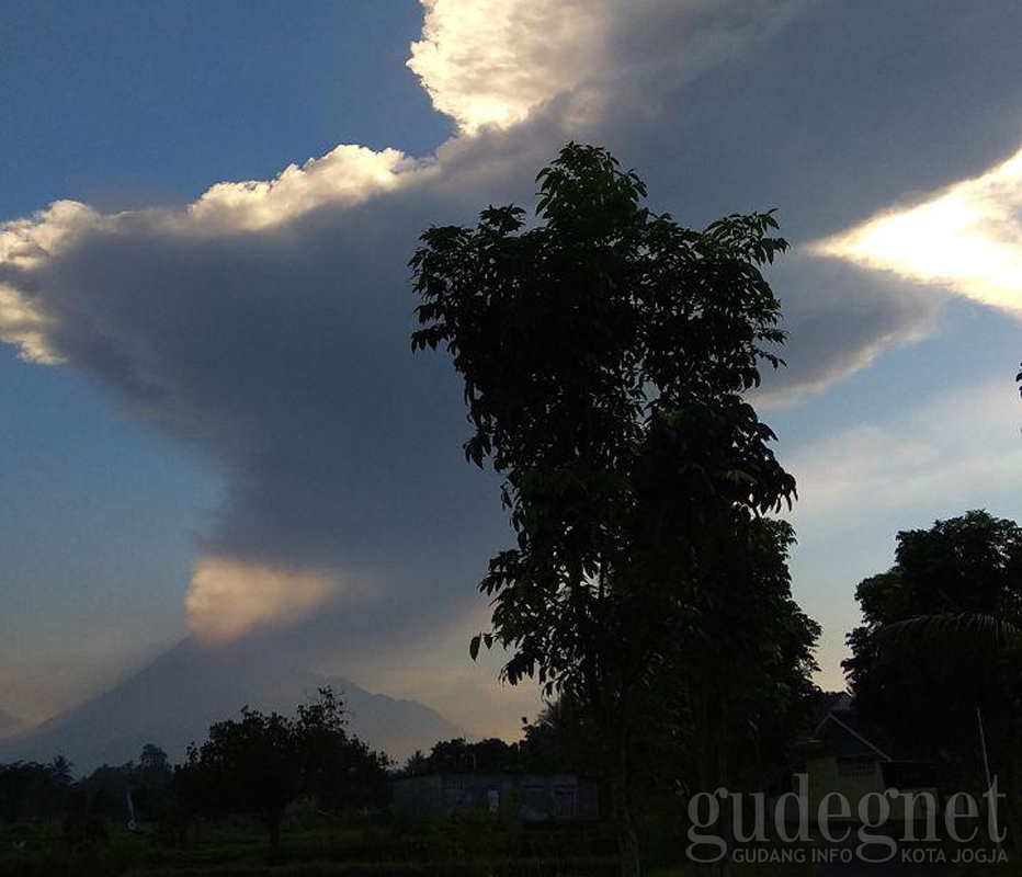 Merapi Meletus, Bandara Ditutup Merapi Meletus, Bandara Ditutup