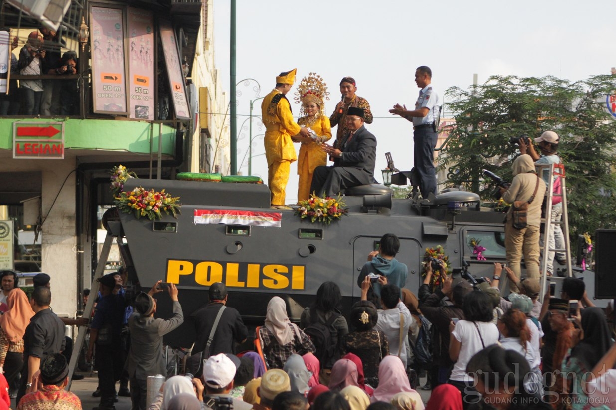 Sebelas Pasangan Ikuti Nikah Bareng di Atas Panser Sebelas Pasangan Ikuti Nikah Bareng di Atas Panser