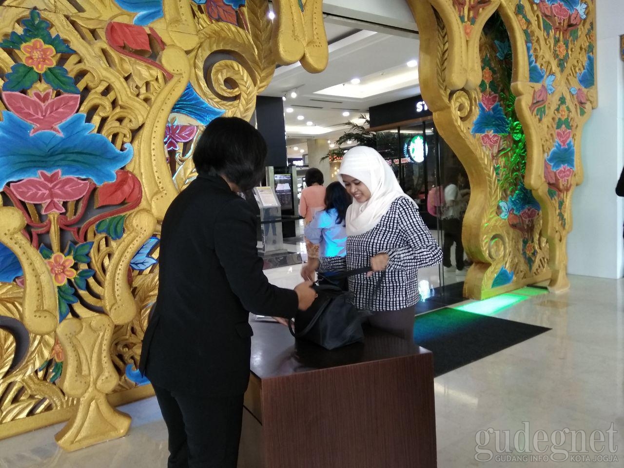 Sambut Ramadan Amplaz Gelar Midnight Sale dan Tingkatkan Keamanan Pengunjung Sambut Ramadan Amplaz Gelar Midnight Sale dan Tingkatkan Keamanan Pengunjung