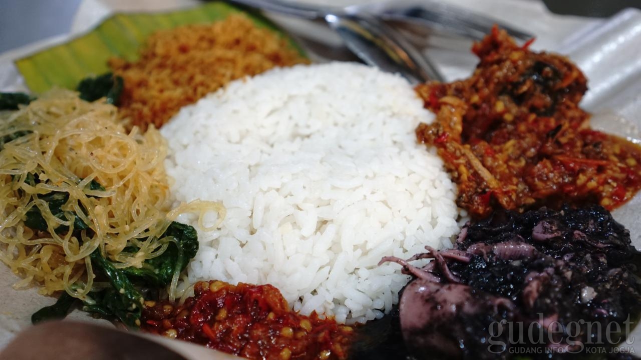 Cumi Item Cak Jede, Penolong Saat Lapar Tengah Malam