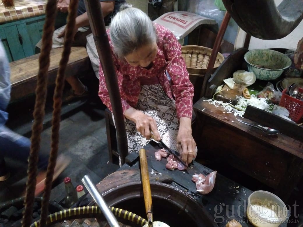Tonseng dan Gule Legendaris Mbah Salam Pasar Kotagede Tonseng dan Gule Legendaris Mbah Salam Pasar Kotagede