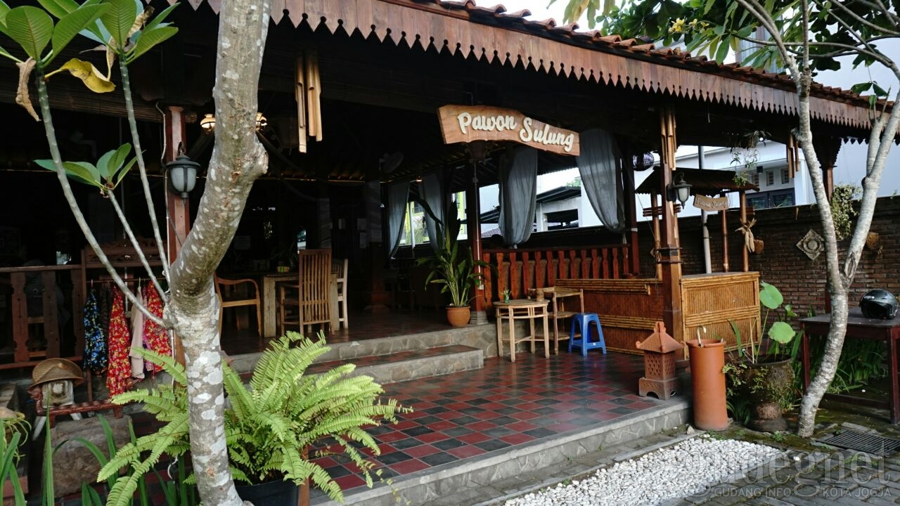 Makan Kembulan dan Berfoto Ala Penduduk Desa di Pawon Sulung Makan Kembulan dan Berfoto Ala Penduduk Desa di Pawon Sulung