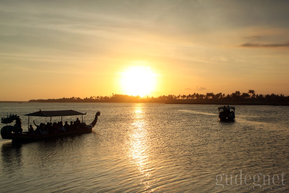 Menikmati Golden Sunset di Pasar Sore Laguna Depok Menikmati Golden Sunset di Pasar Sore Laguna Depok