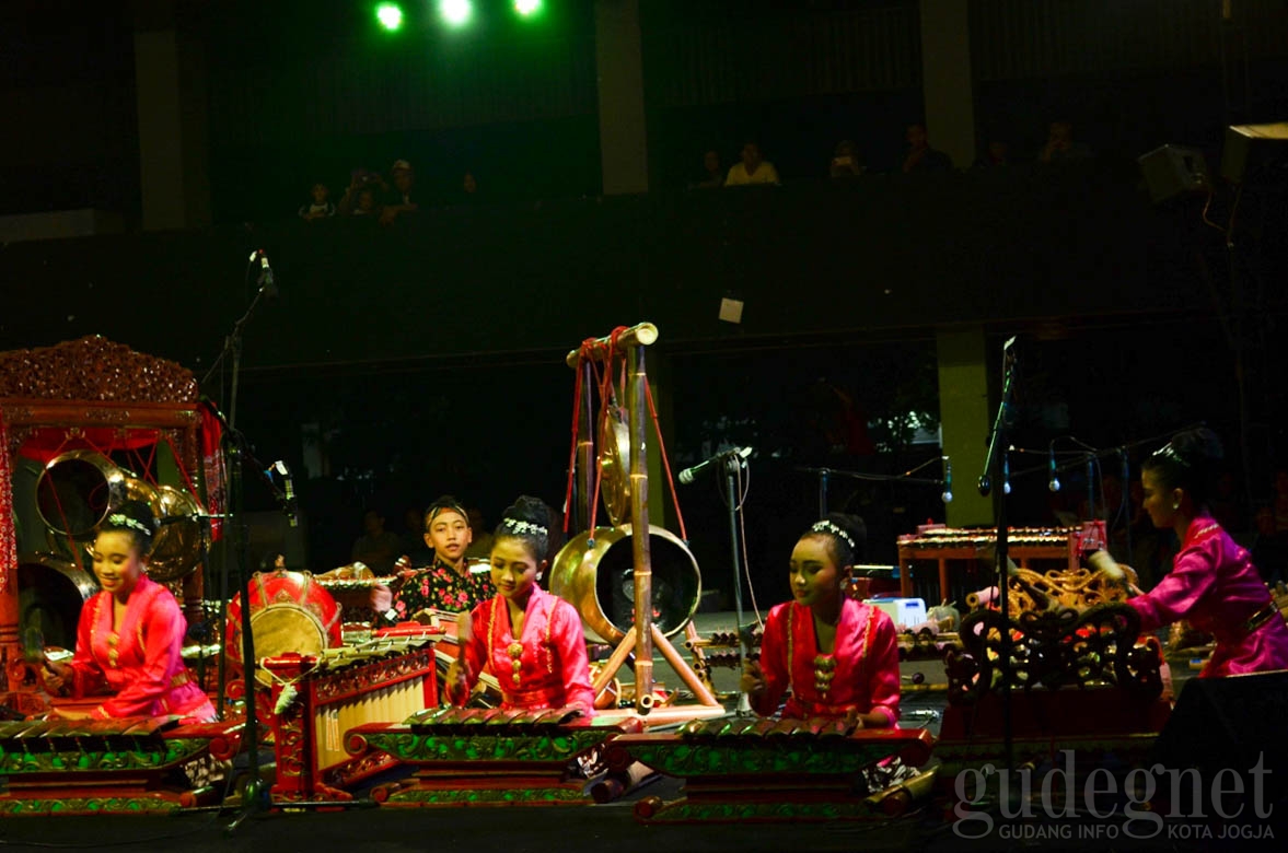 Konser YGF 23, Panggung Berada di Tengah Penonton Konser YGF 23, Panggung Berada di Tengah Penonton