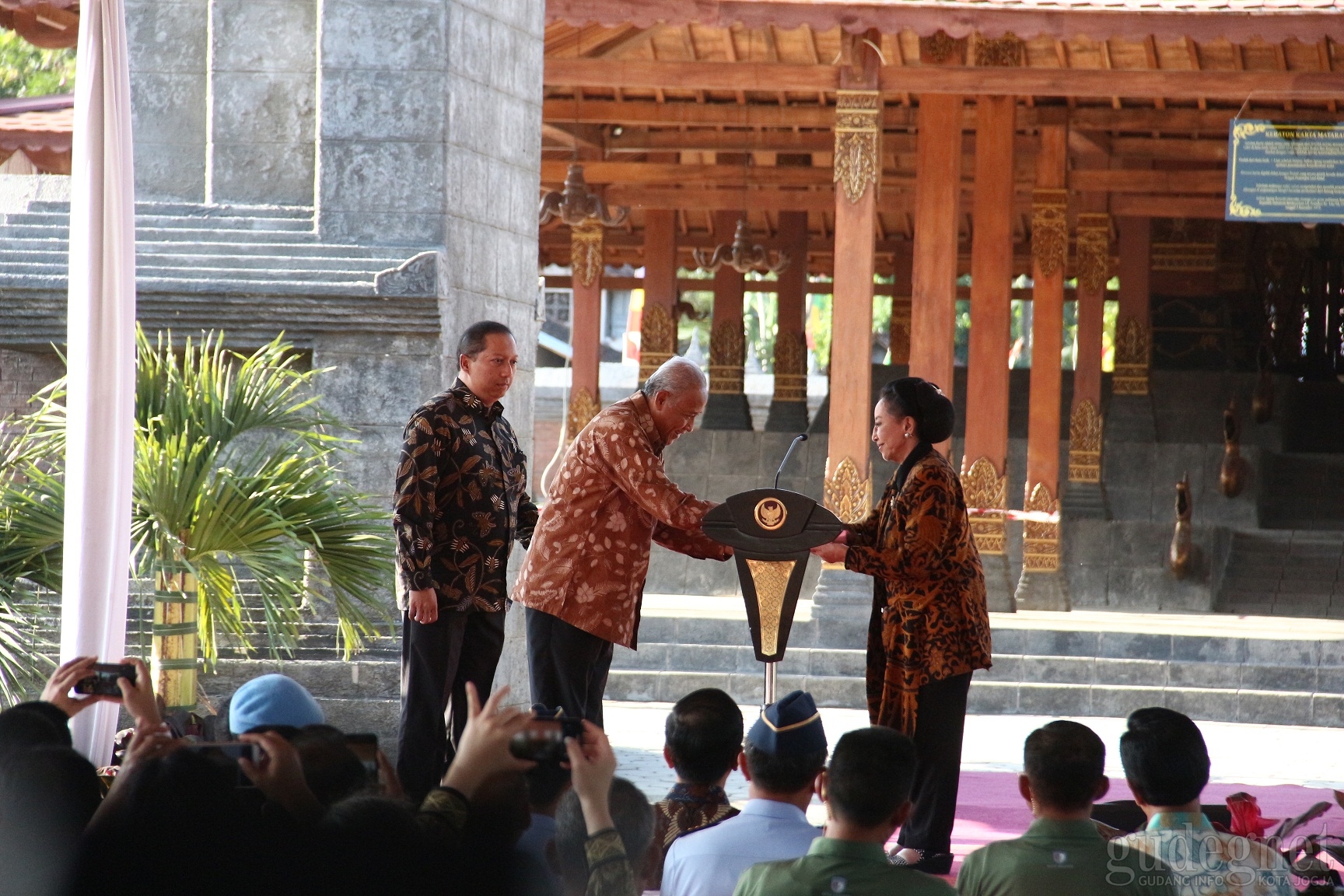 Penyerahan Studio Alam Sultan Agung Berlangsung Santai dan Ceria Penyerahan Studio Alam Sultan Agung Berlangsung Santai dan Ceria