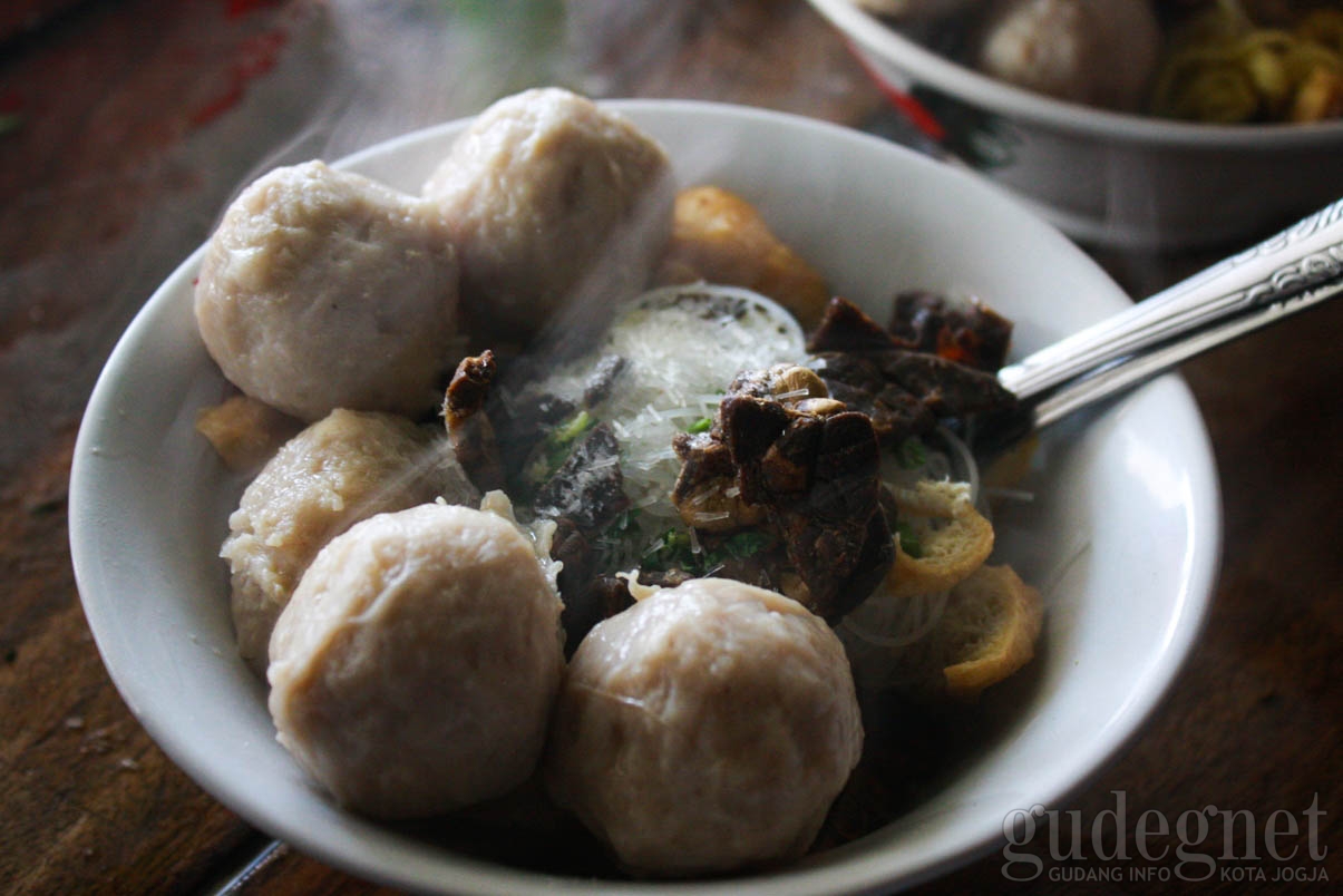 Bakso Pak Kumpeno, Menggugah Selera dengan Taburan Paru Goreng Bakso Pak Kumpeno, Menggugah Selera dengan Taburan Paru Goreng