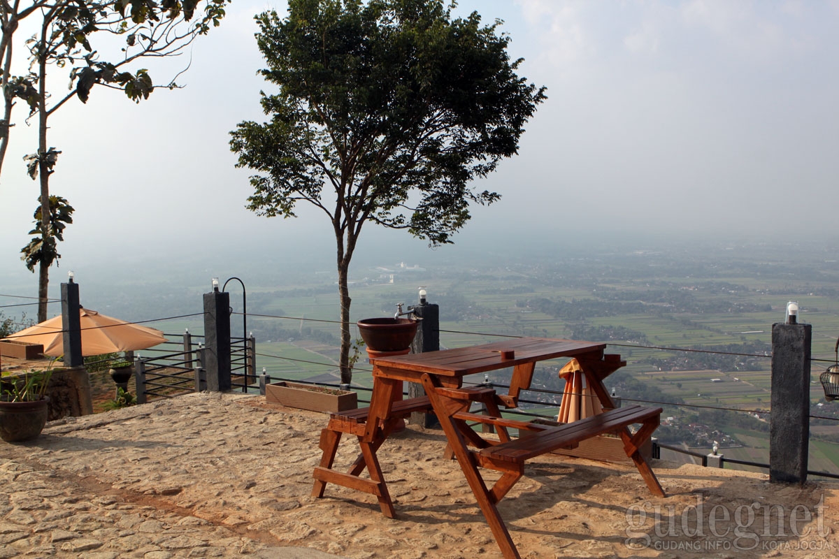 Menikmati Pemandangan Alam dari Amettati Resto Menikmati Pemandangan Alam dari Amettati Resto