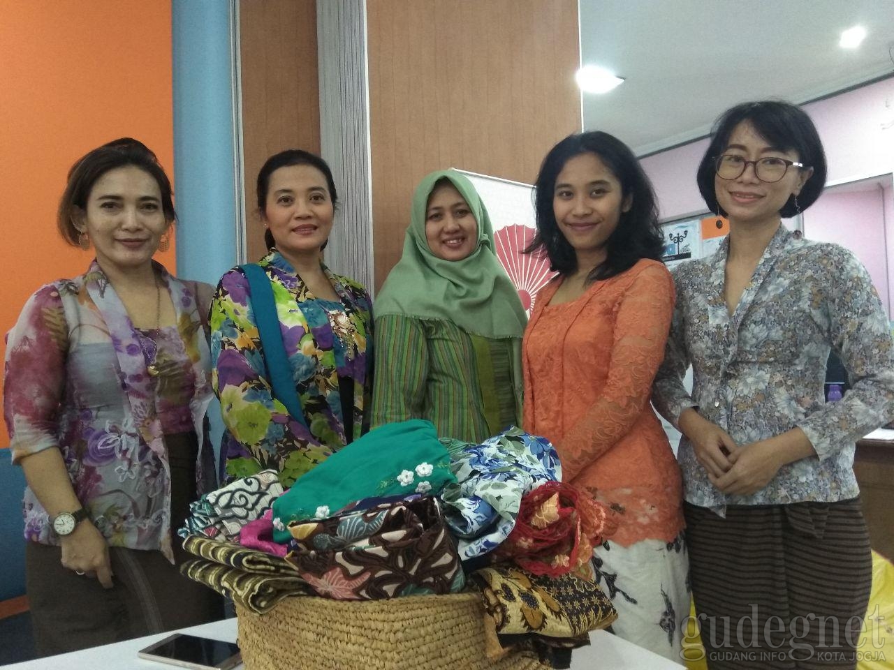 Chattra Kebaya Kenalkan Kebaya Sebagai Busana Yang Simple Namun Anggun Chattra Kebaya Kenalkan Kebaya Sebagai Busana Yang Simple Namun Anggun