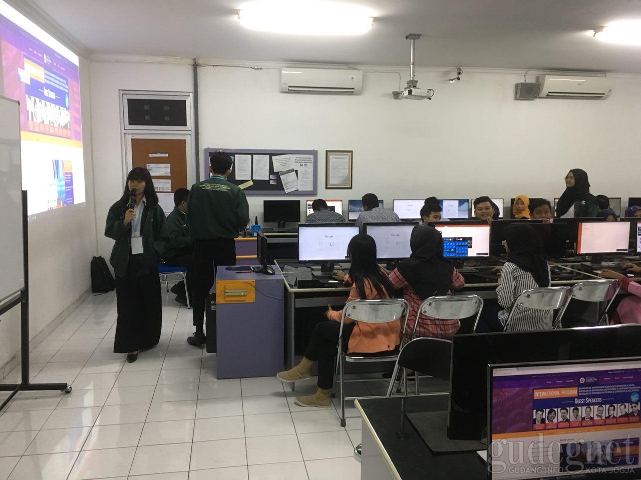 AMIKOM Beri Pelatihan untuk Mahasiswa Baru Lewat “Introduction To Computer" AMIKOM Beri Pelatihan untuk Mahasiswa Baru Lewat “Introduction To Computer"