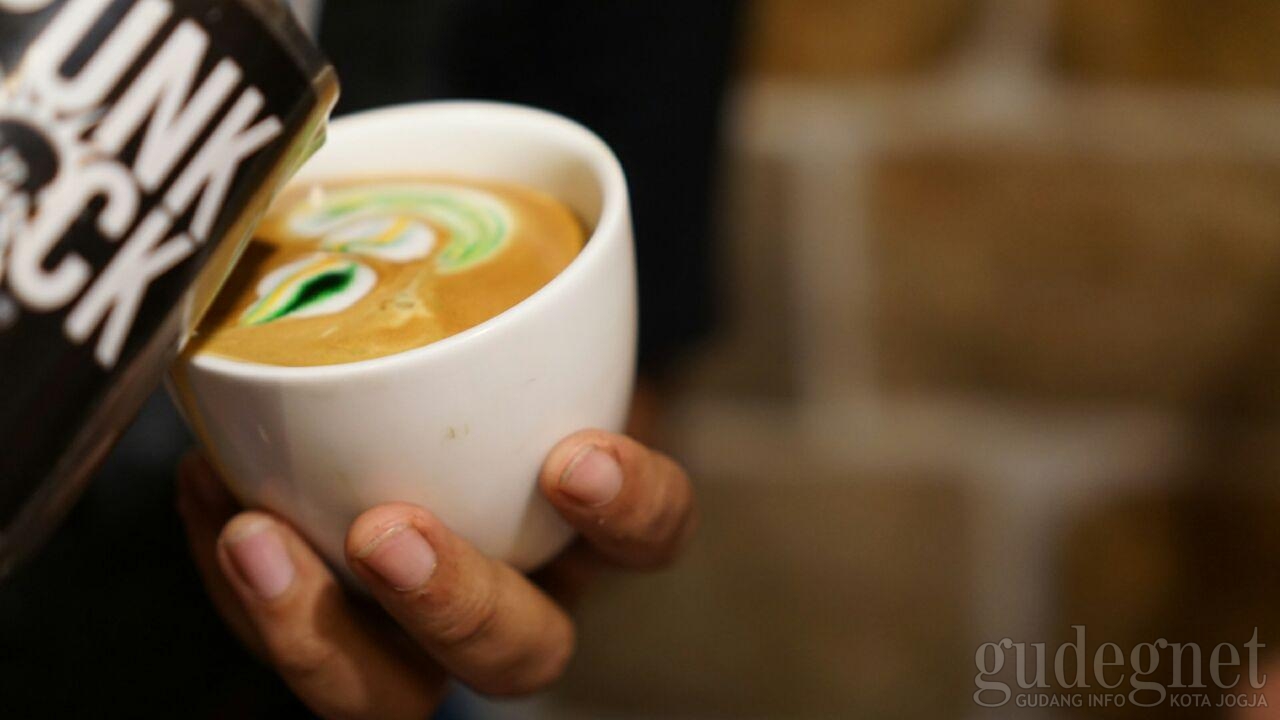 Roti Bakar dan Latte di Rumah Kopi 59 Roti Bakar dan Latte di Rumah Kopi 59
