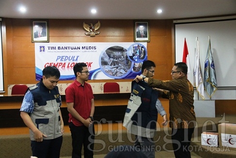 UII Berangkatkan Tim Relawan Kloter I ke Lombok UII Berangkatkan Tim Relawan Kloter I ke Lombok