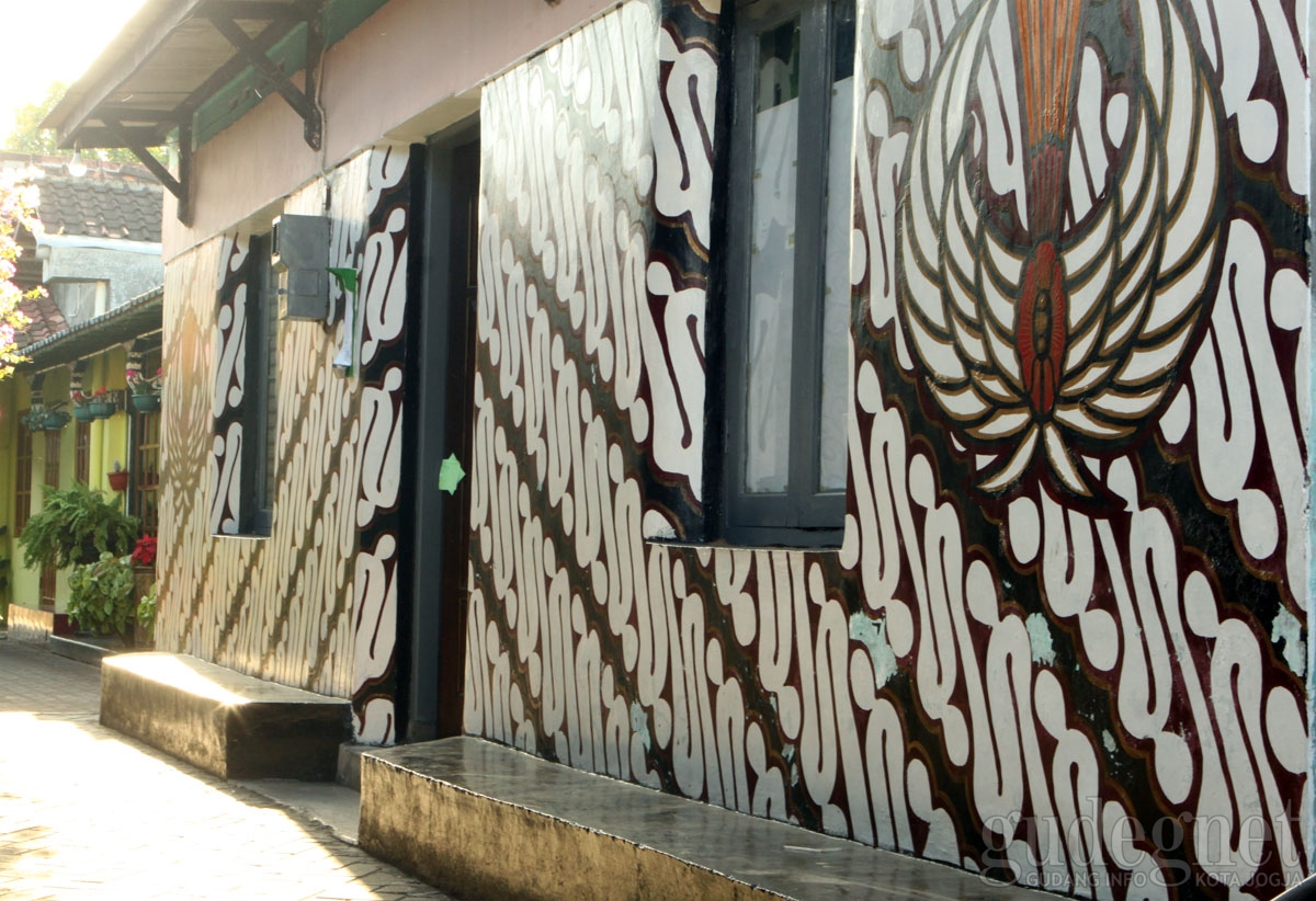 Mural Batik Percantik Kampung Trunojayan Kotagede Mural Batik Percantik Kampung Trunojayan Kotagede