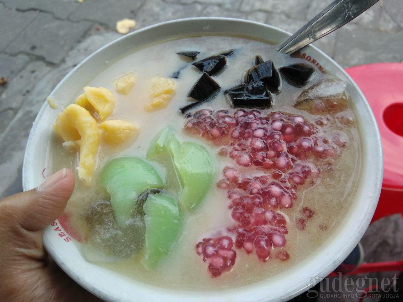 Menyeruput Segarnya Es Jaipong Lempuyangan di Siang Hari Menyeruput Segarnya Es Jaipong Lempuyangan di Siang Hari