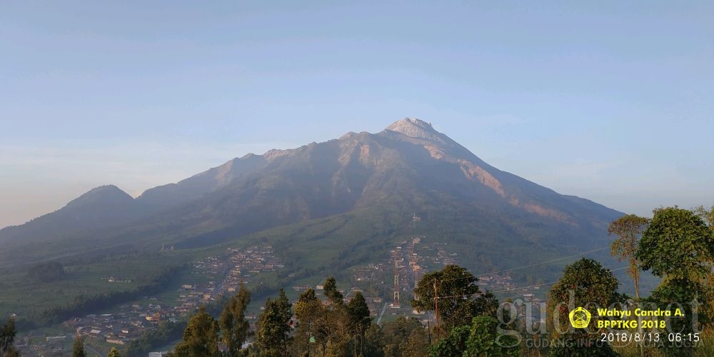 Merapi Keluarkan Asap Putih, Status Masih Waspada Merapi Keluarkan Asap Putih, Status Masih Waspada