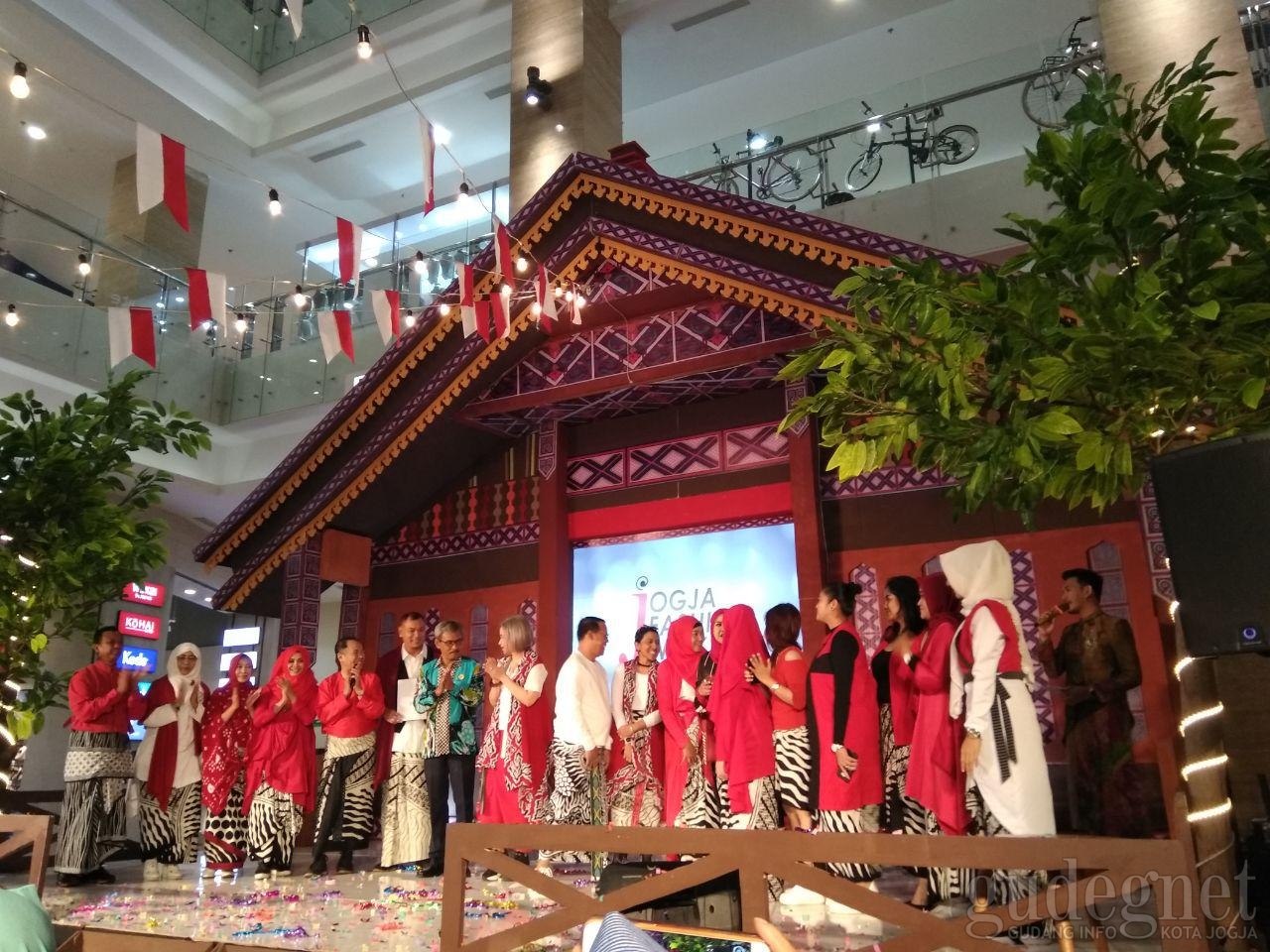 Jogja Fashion Week 2018 Hadirkan "Perspectrum" Jogja Fashion Week 2018 Hadirkan "Perspectrum"