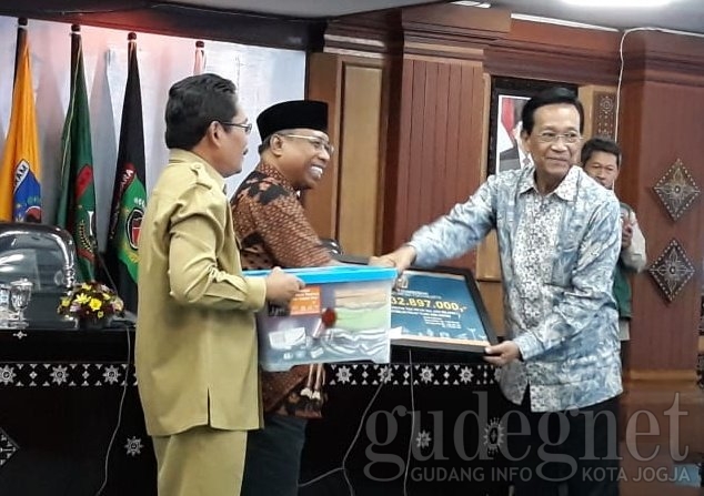Sri Sultan Serahkan Rp 2 Miliar Untuk Korban Gempa Lombok Sri Sultan Serahkan Rp 2 Miliar Untuk Korban Gempa Lombok