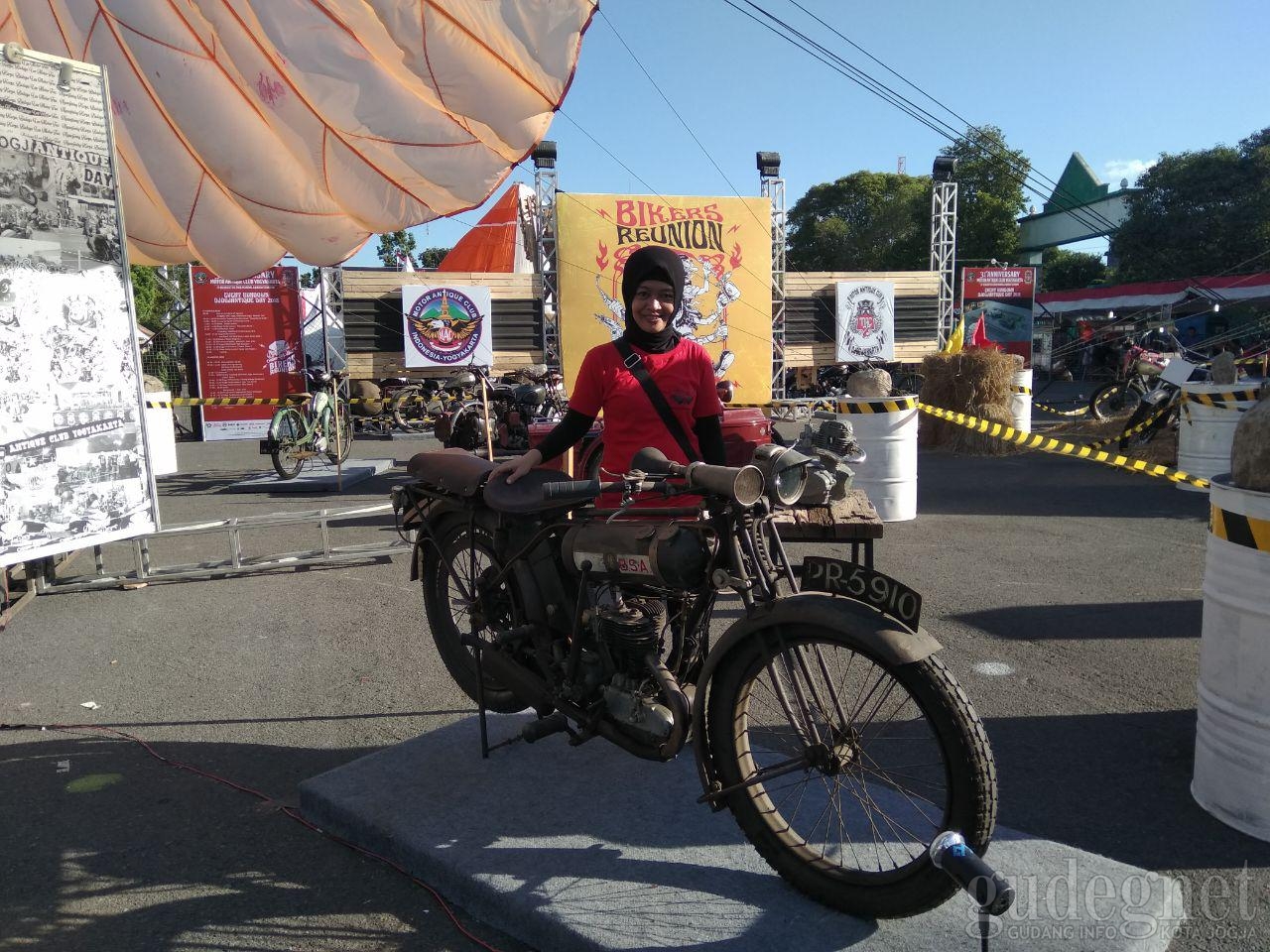 Wanita Biker Ini Koleksi 14 Motor Antik Wanita Biker Ini Koleksi 14 Motor Antik