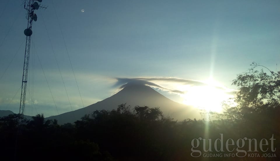 Perkembangan Merapi: Kubah Lava Membesar, Awan Lentikular Teramati Perkembangan Merapi: Kubah Lava Membesar, Awan Lentikular Teramati