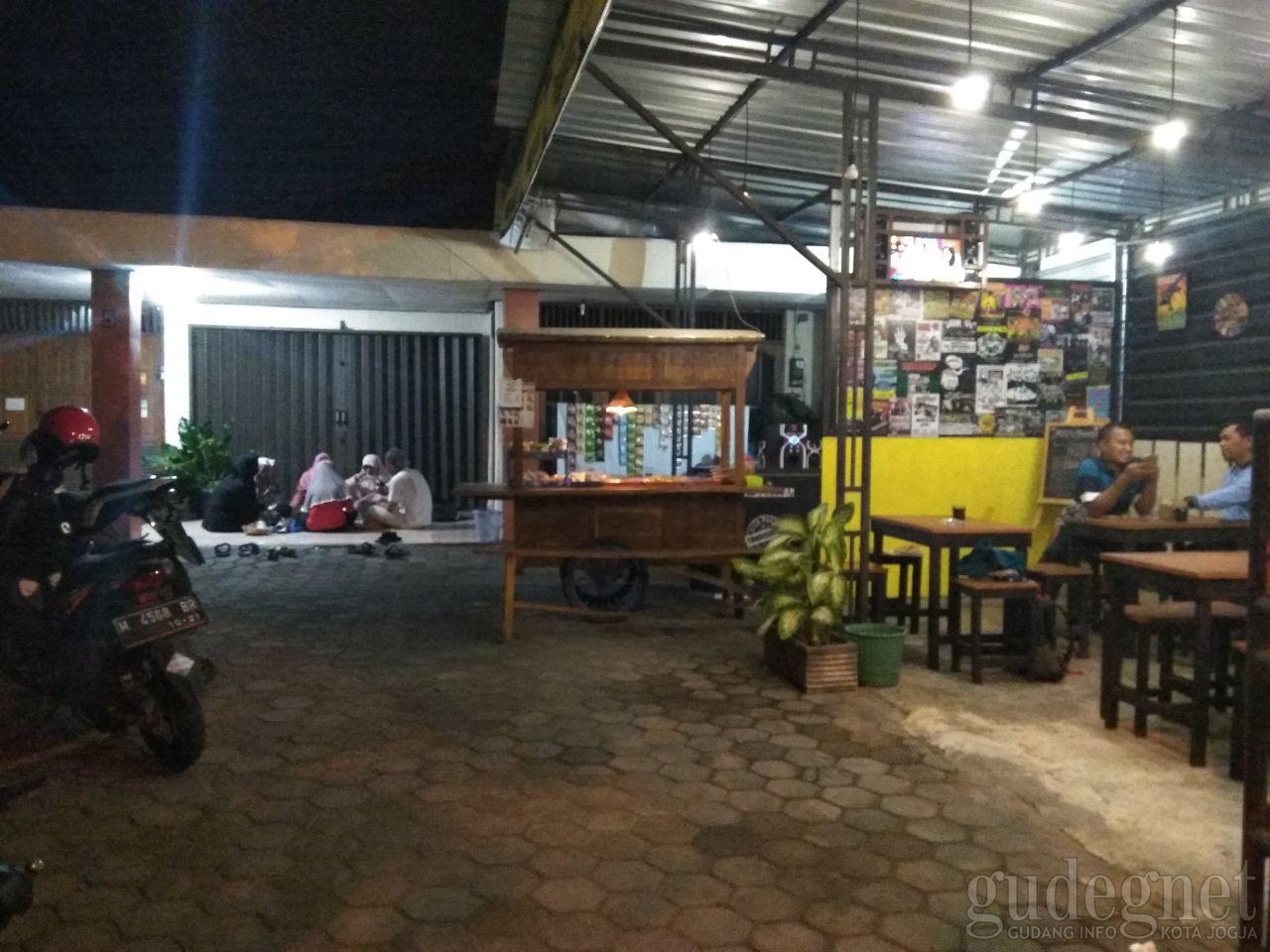 Nongkrong Santai di Angkringan Legendaris Nongkrong Santai di Angkringan Legendaris