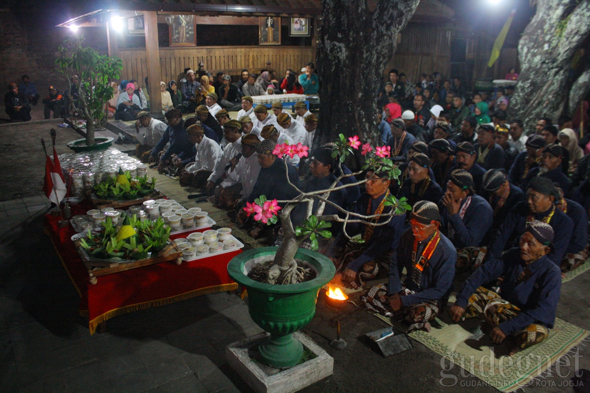 Tradisi Jenang Suran Menyambut Tahun Baru Islam 1440H di Makam Raja Mataram Kotagede Tradisi Jenang Suran Menyambut Tahun Baru Islam 1440H di Makam Raja Mataram Kotagede