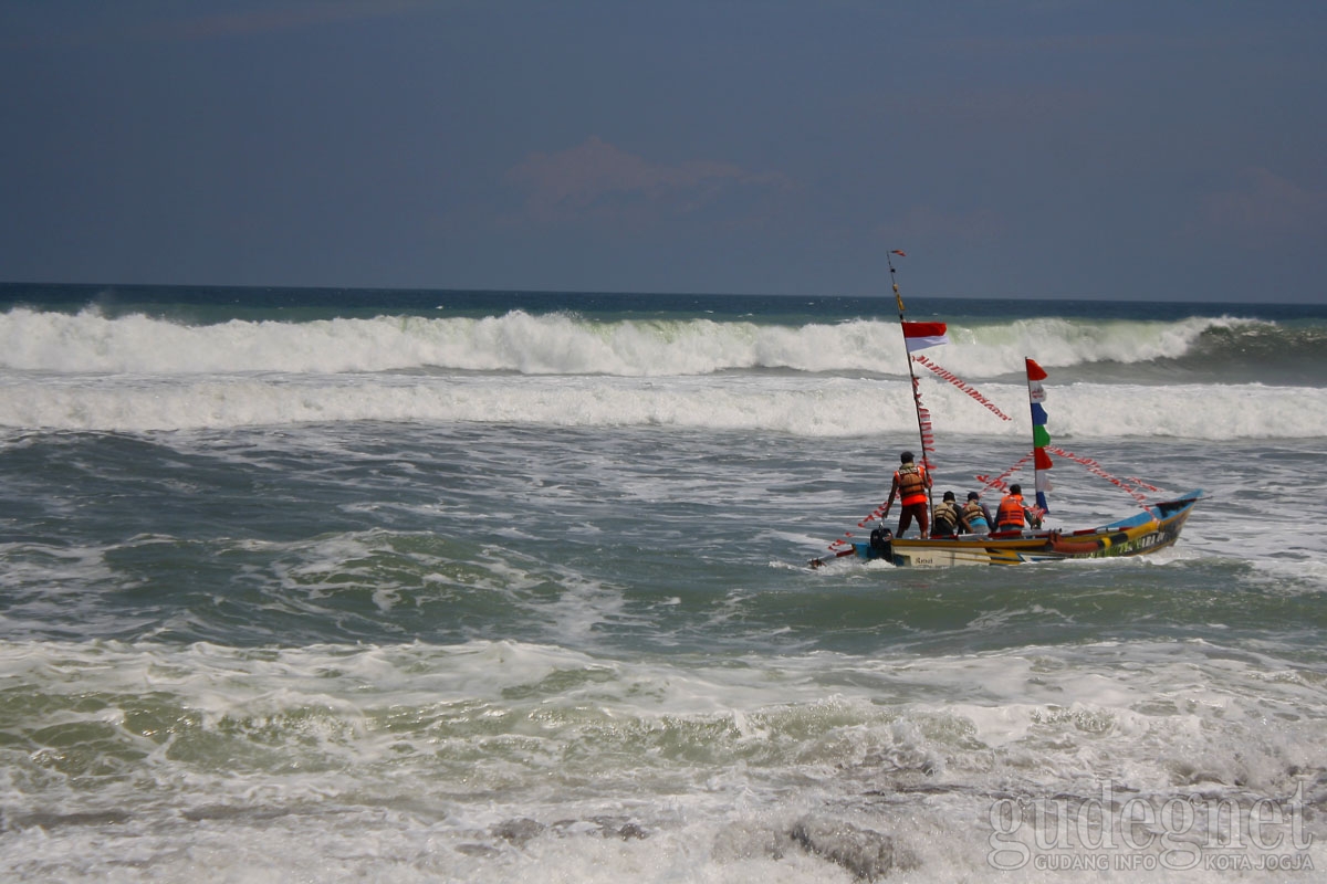 Prosesi Labuhan Langit Bumi Segoro Pantai Samas Sempat Diterjang Ombak Tinggi Prosesi Labuhan Langit Bumi Segoro Pantai Samas Sempat Diterjang Ombak Tinggi