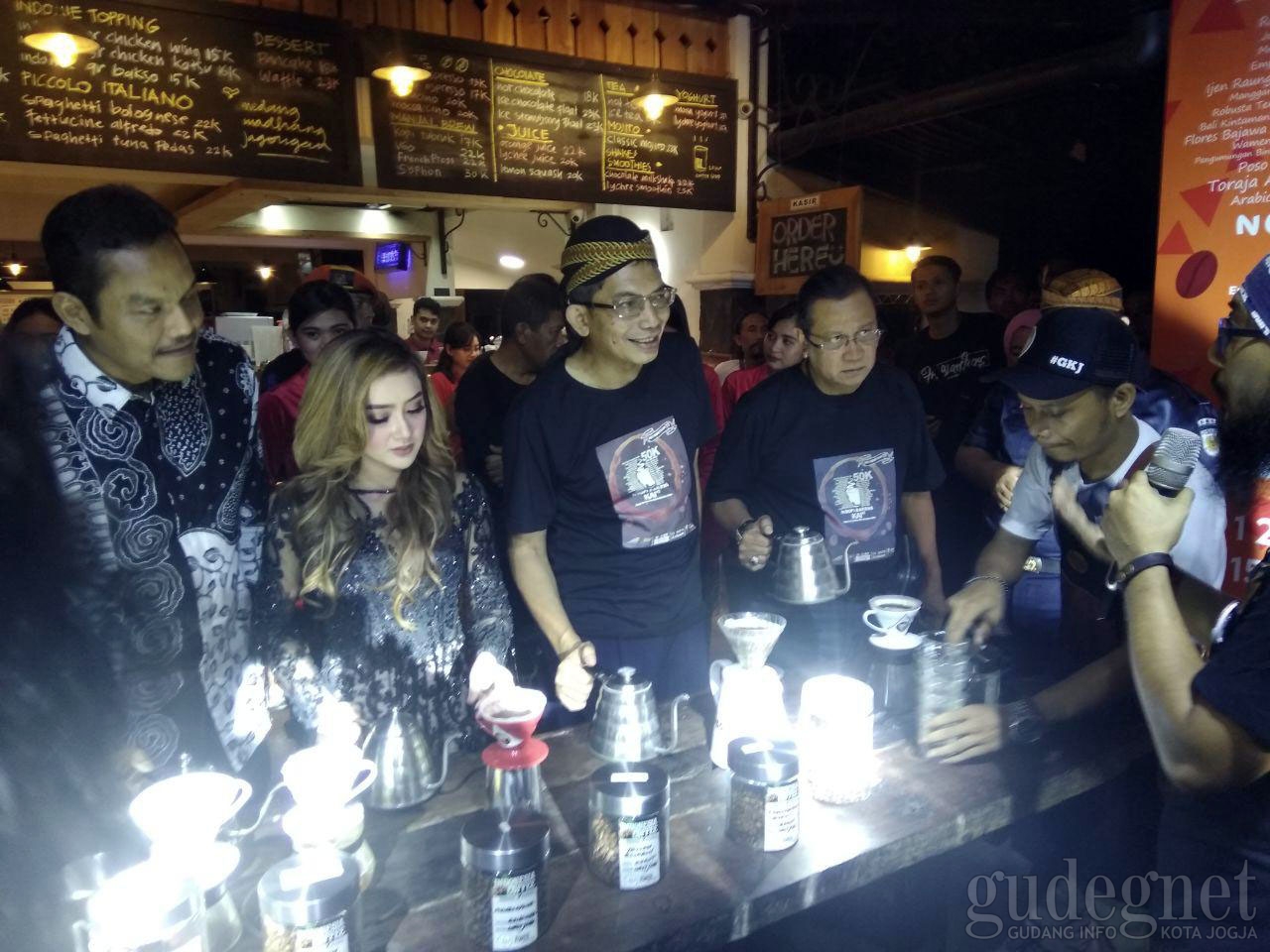 PT KAI Gelar Ngopi Gratis di 15 Stasiun PT KAI Gelar Ngopi Gratis di 15 Stasiun