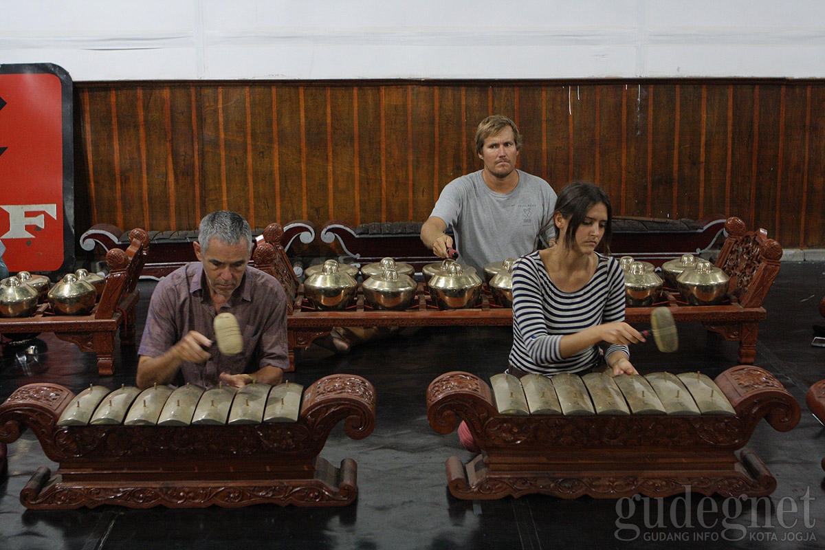 Bule Gamelan di GEMES Bule Gamelan di GEMES
