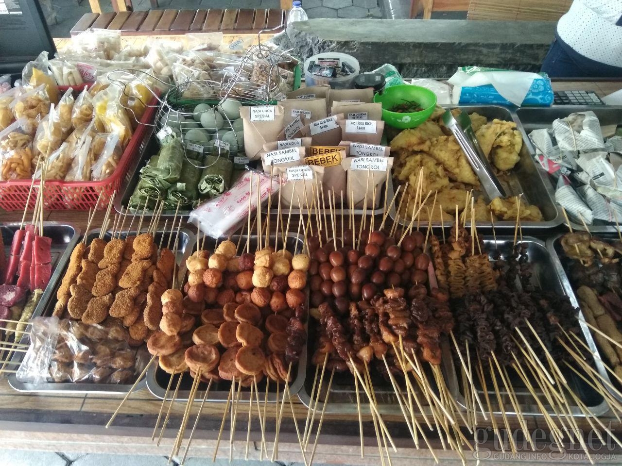 Angkringan Tepi Barat, Menu Variatif Harga Ramah di Kantong Angkringan Tepi Barat, Menu Variatif Harga Ramah di Kantong