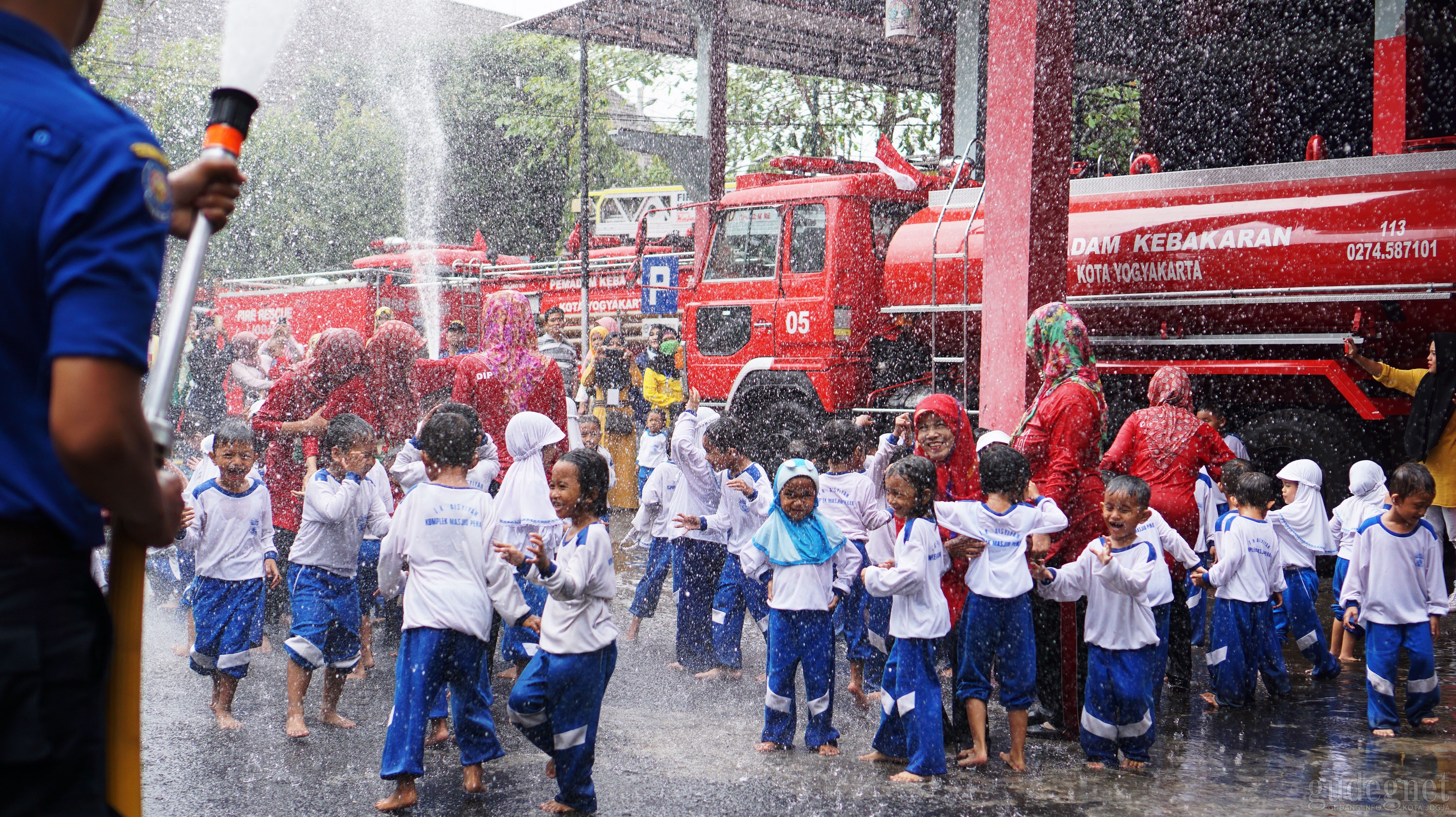 Main Air Sambil Belajar Bersama Damkar Kota Yogya Main Air Sambil Belajar Bersama Damkar Kota Yogya