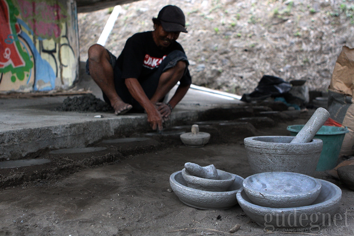 Cobek Tak Lekang oleh Waktu Cobek Tak Lekang oleh Waktu