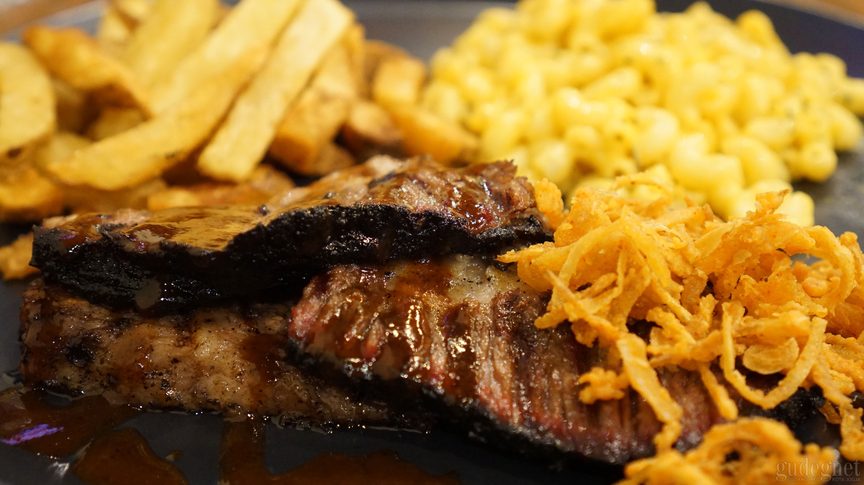 Holy Smoke Steak Gaya Texas yang Meleleh di Mulut Holy Smoke Steak Gaya Texas yang Meleleh di Mulut