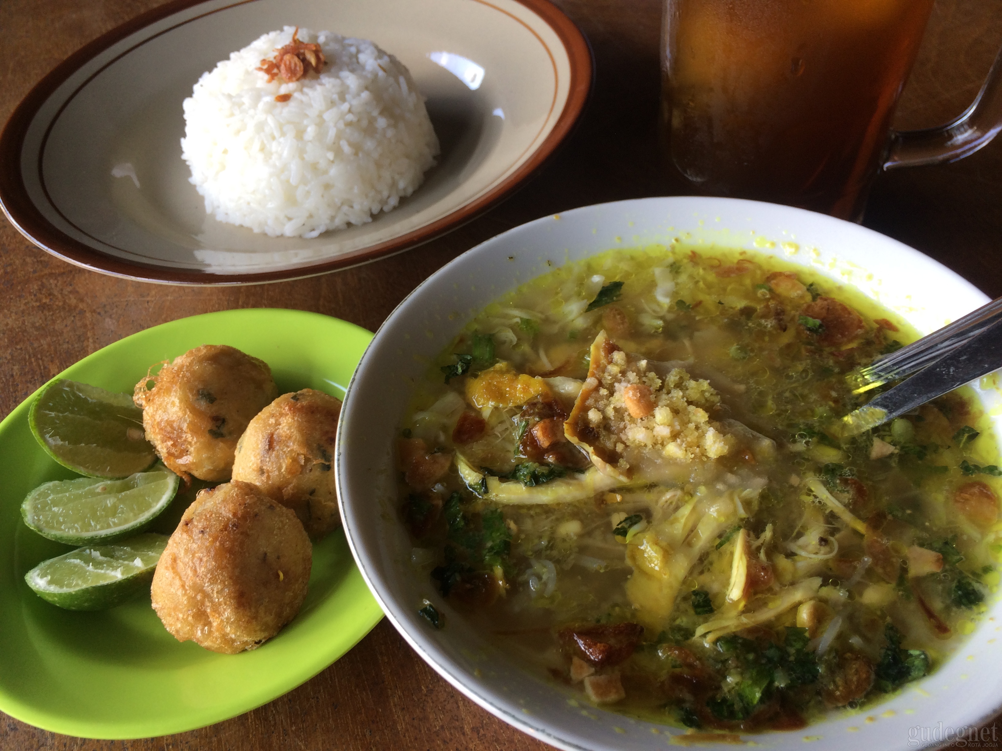 Gurihnya Soto Ayam Kampung Rempah di Warung Limasan Gurihnya Soto Ayam Kampung Rempah di Warung Limasan