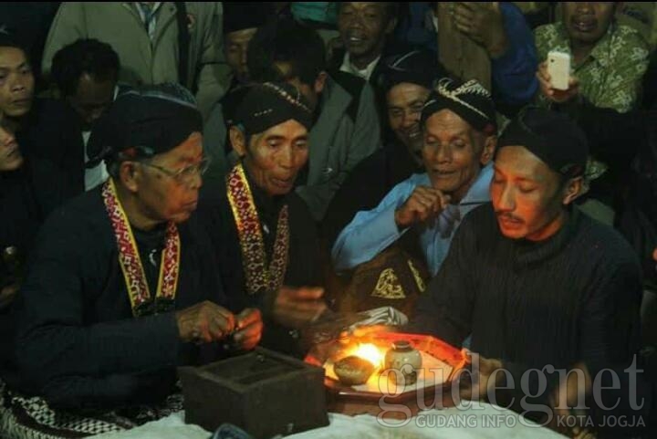 Ratusan Warga Saksikan Ritual Pembukaan Cupu Panjala Ratusan Warga Saksikan Ritual Pembukaan Cupu Panjala