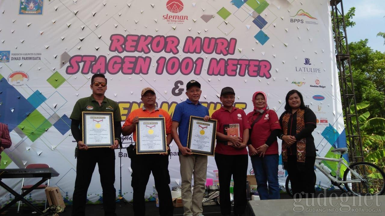 Stagen Sepanjang 1.016 Meter Pecahkan Rekor MURI Stagen Sepanjang 1.016 Meter Pecahkan Rekor MURI