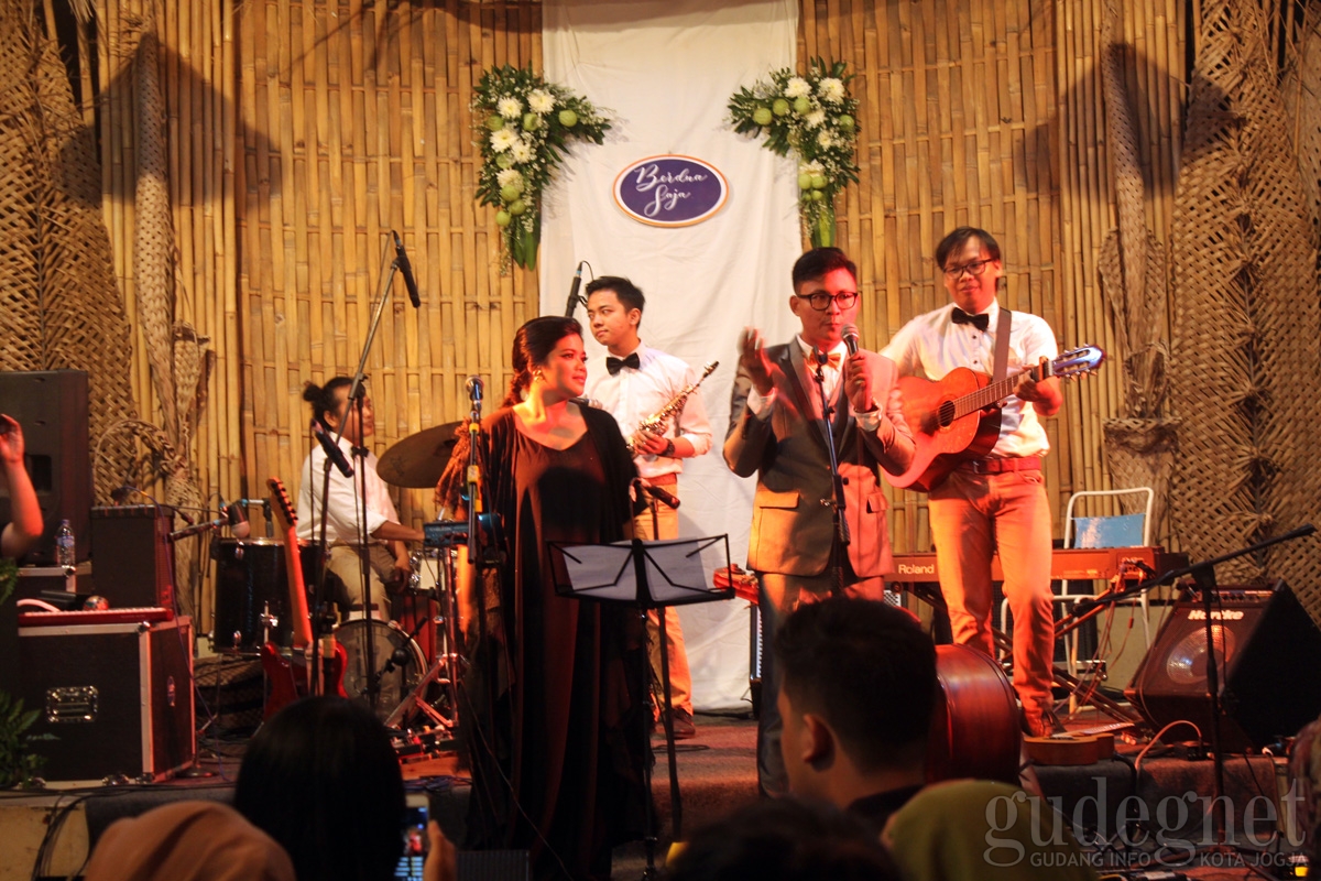 Berdua Saja Gelar Mini Konser Janji Merpati Berdua Saja Gelar Mini Konser Janji Merpati